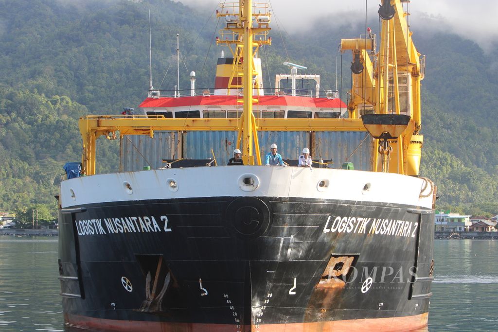 Kapal Logistik Nusantara 2 tiba di Pelabuhan Tahuna, Kabupaten Kepulauan Sangihe, Sulawesi Utara, Selasa (28/11/2023), untuk mengantarkan bahan pokok dalam program tol laut. Masyarakat Tahuna berharap program ini terus berjalan karena mereka membutuhkan akses transportasi, apalagi program ini untuk daerah tertinggal, terpencil, terluar, dan perbatasan Indonesia. 