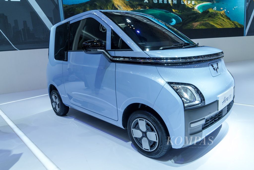 Wuling Air ev Lite pada ajang pameran GIIAS 2023 di ICE BSD, Kabupaten Tangerang, Banten, Senin (14/8/2023).