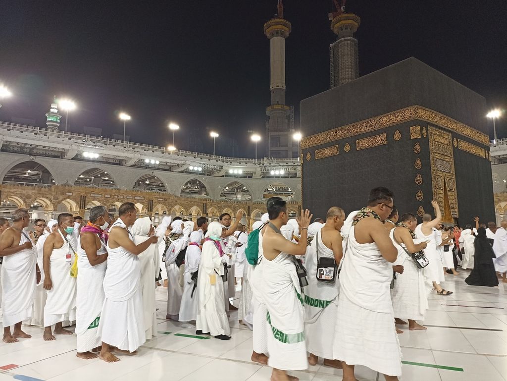 Rombongan jemaah haji kelompok terbang dari Embarkasi Solo, Jawa Tengah, sedang menjalani Tawaf atau berkeliling Kabah tujuh kali sambil berdoa di Masjidil Haram di Mekkah, Arab Saudi, Senin (13/6/2022] dini hari waktu setempat. Kloter ini menjadi jemaah haji Indonesia yang kali pertama tiba di Mekkah setelah sembilan hari menjalani berbagai amalan sunah di Madinah.