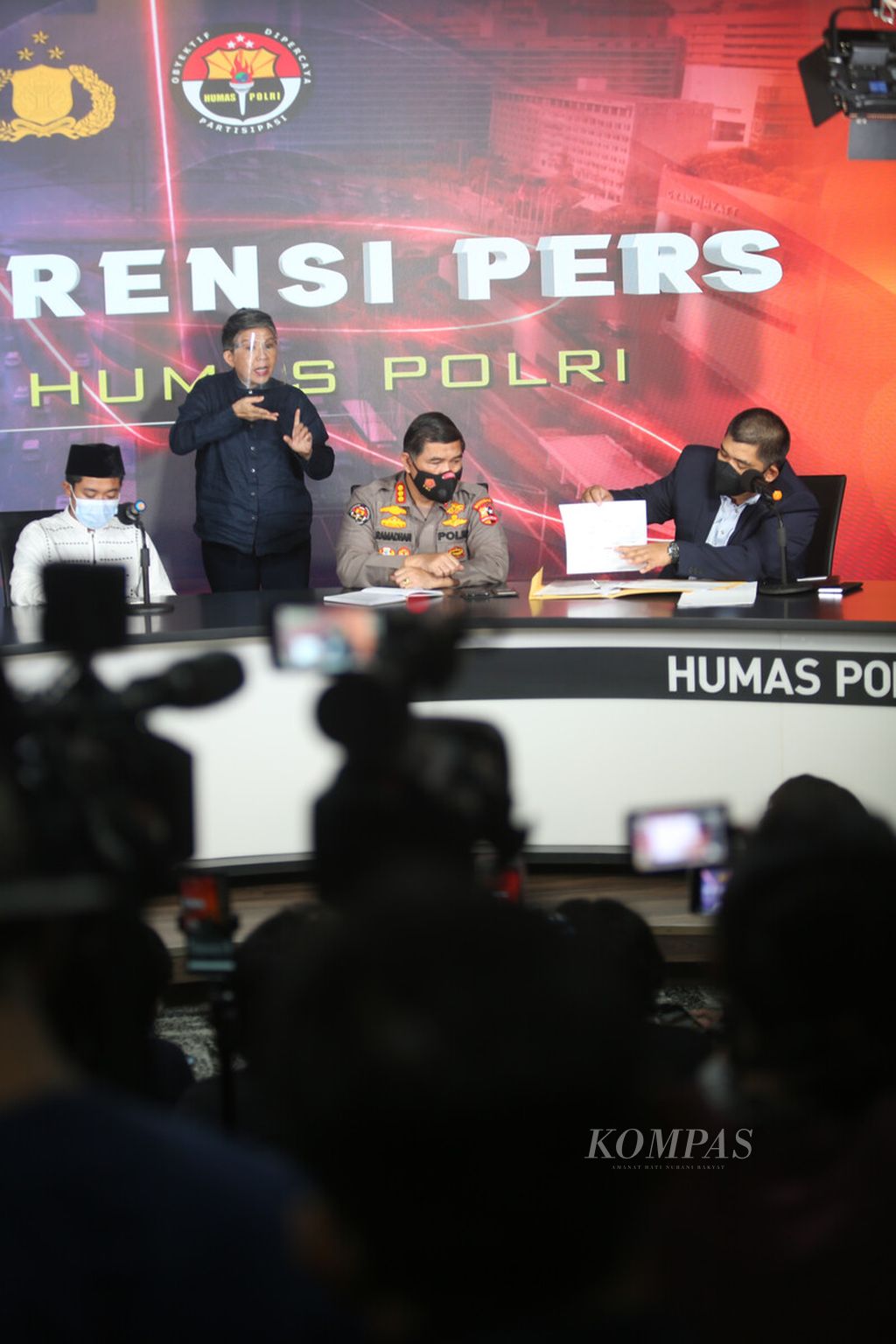 https://assetd.kompas.id/ImM-5c3eH-_lD96I3VpTe6L5Kwk=/1024x1536/filters:watermark(https://cdn-content.kompas.id/umum/kompas_main_logo.png,-16p,-13p,0)/https%3A%2F%2Fkompas.id%2Fwp-content%2Fuploads%2F2021%2F11%2F8dc01ece-40c4-4548-b4b9-d30d53fb5576_jpg.jpg