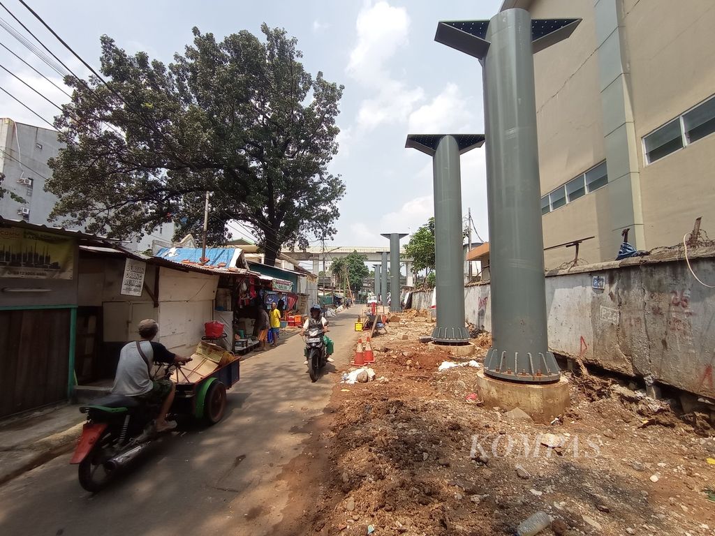 Pilar-pilar beton yang akan menopang <i>skywalk</i> yang menghubungkan Stasiun Kebayoran Lama dengan Halte Transjakarta Koridor 8 dan Koridor 13, Selasa (9/8/2022).