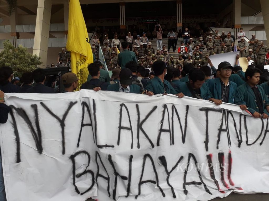https://assetd.kompas.id/InOqY_YDAEjOWcwTT1IadEMoal8=/1024x768/filters:watermark(https://cdn-content.kompas.id/umum/kompas_main_logo.png,-16p,-13p,0)/https%3A%2F%2Fkompas.id%2Fwp-content%2Fuploads%2F2019%2F10%2F20191018vio-unjukrasa4_1571382919.jpg