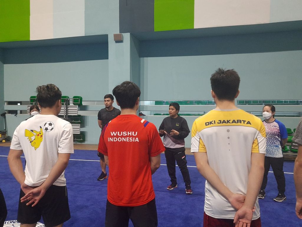 Kepala Pelatih Tim Nasional Wushu Indonesia, Novita memberi evaluasi dan arahan pada atlet taolu seusai latihan dalam persiapan umum menuju sederet perhelatan internasional pada 2023 di GBK Arena, Jakarta, Kamis (5/1/2023). Fokus pertama saat ini mematangkan diri untuk SEA Games 2023 di Kamboja pada Mei mendatang.