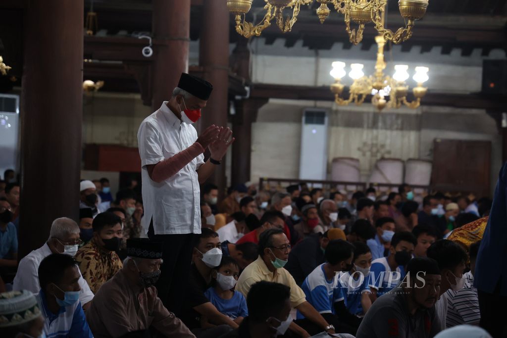 Gubernur Jawa Tengah Ganjar Pranowo bersiap mengikuti ibadah Salat Jumat di tempat persemayaman jenazah Mantan Ketua Umum PP Muhammadiyah Syafii Maarif tiba di Masjid Gede Kauman, Yogyakarta (27/5/2022). 