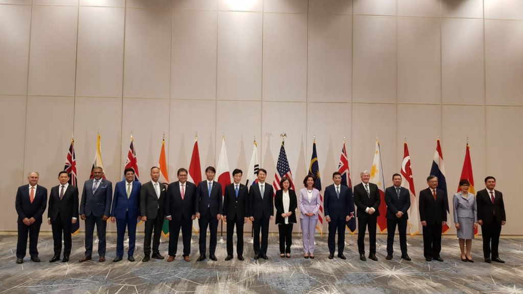 Para menteri perwakilan 14 negara anggota Indo-Pacific Economic Framework berpose di Hotel JW Marriot, Los Angeles, Amerika Serikat, Kamis (8/9/2022). Hadir mewakili Indonesia Menteri Koordinator Bidang Perekonomian Airlangga Hartarto dan Menteri Perindustrian Agus Gumiwan Kartasasmita (urutan 5 dan 6 dari kiri).
