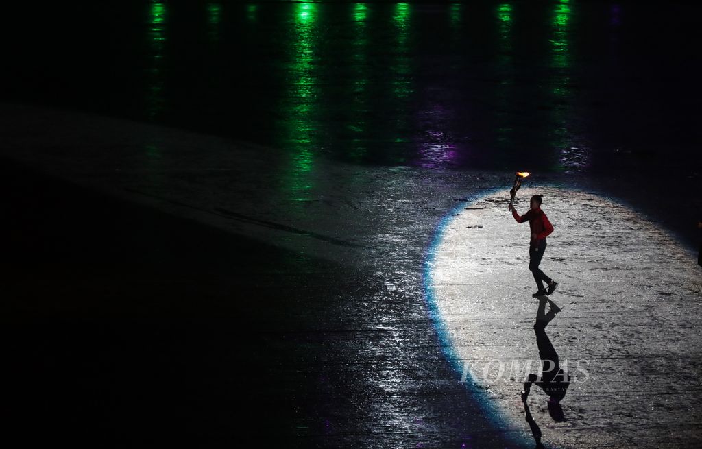 Obor api yang hendak dinyalakan ke kaldron dalam upacara pembukaan SEA Games Vietnam 2021 di Stadion My Dinh, Hanoi, Vitenam, Kamis (12/5/2022).