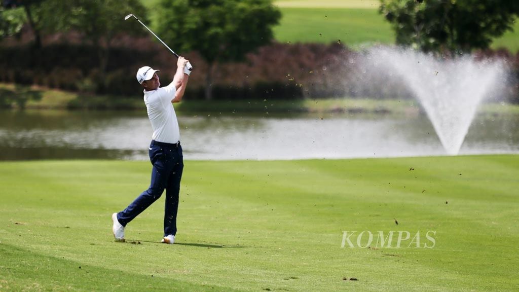 Pegolf asal Inggris peringkat ke-2 dunia, Justin Rose bersiap melakukan pukulan pertama pada BNI Indonesian Masters 2018 di Royale Jakarta Golf Club, Jakarta, Kamis (13/12/2018).  Turnamen golf Indonesian Masters 2022 akan digelar kembali setelah dua tahun absen karena pandemi Covid-19, di Royale Jakarta Golf Club, Jakarta, 1-4 Desember mendatang.