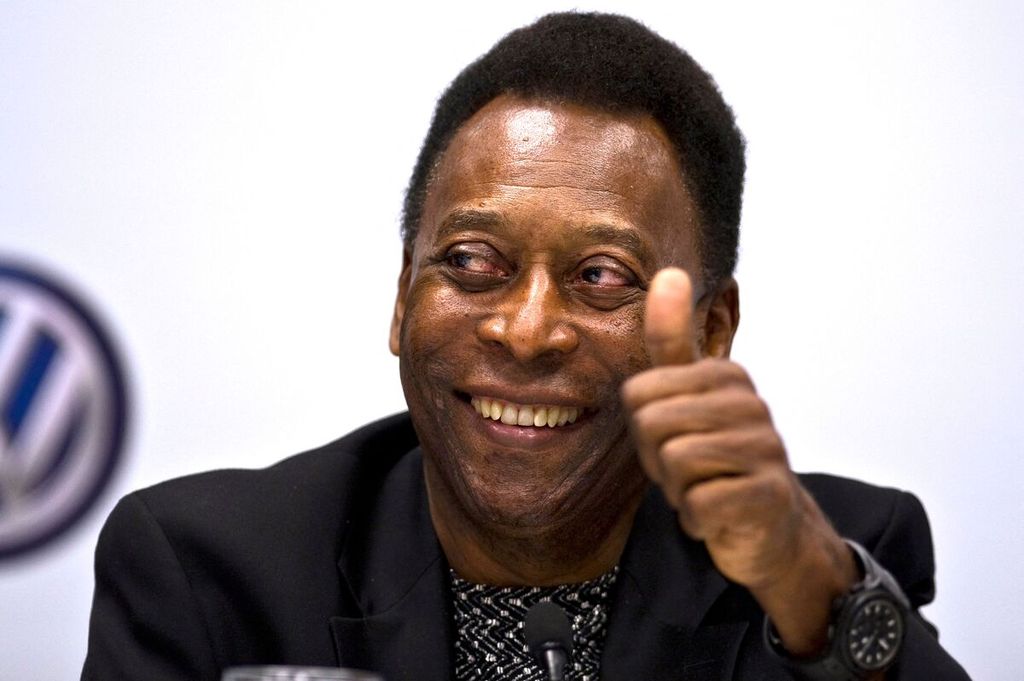 Arsip foto bertanggal 10 Juni 2013 menampilkan legenda sepak bola Brasil, Edson Arantes do Nascimento atau Pele, dalam konferensi pers di pabrik Volkswagen di Sao Bernardo do Campo, Sao Paulo, Brasil. Pele meninggal pada Kamis (29/12/2022) waktu Brasil atau Jumat (30/12/2022) dini hari WIB.