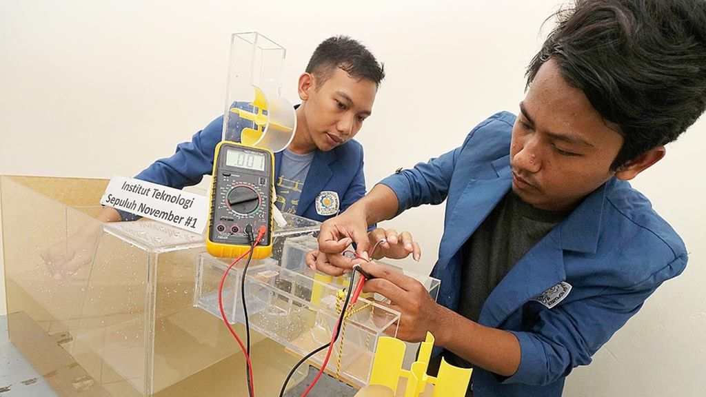 Mahasiswa memperagakan prototipe Indonesia Tidal Power (INTIP) di Surabaya, Jawa Timur, Rabu (10/1). Prototipe yang merupakan inovasi karya empat mahasiswa Institut Teknologi Sepuluh Nopember (ITS) Surabaya, yaitu Ghufron Fawaid, Pinanggih Rahayu, M Rifky Abdul Fattah, dan Aniq Jazilatur Rohmah, itu berfungsi untuk menghasilkan energi listrik dengan memanfaatkan gelombang air laut.