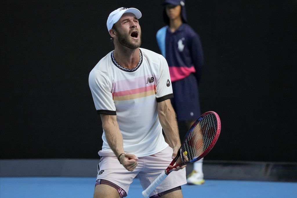 Tommy Paul merayakan kemenangan atas sesama petenis Amerika Serikat, Ben Shelton, pada laga perempat final tunggal putra Grand Slam Australia Terbuka di Melbourne Park, Melbourne, Australia, Rabu (25/1/2023).