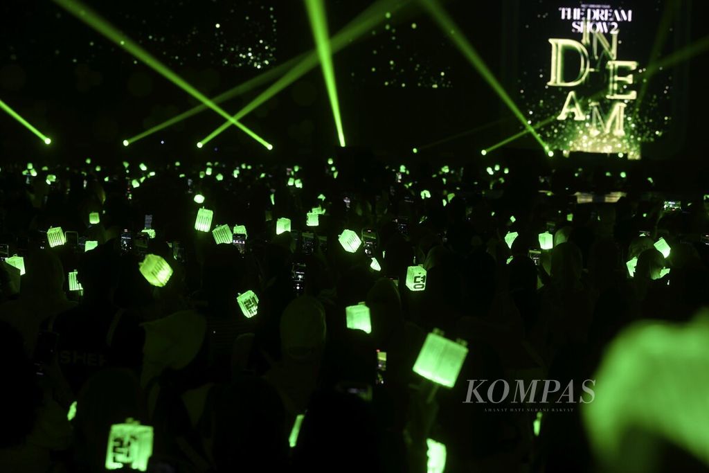 Penonton menyalakan neobong atau tongkat lampu yang biasa dibawa para NCTzen dalam konser-konser NCT Dream saat menyaksikan konser NCT Dream Tour The Dream Show 2: In A Dream di Indonesia Convention Exhibition (ICE) di BSD City, Tangerang, Banten, Sabtu (4/2/2023) malam.