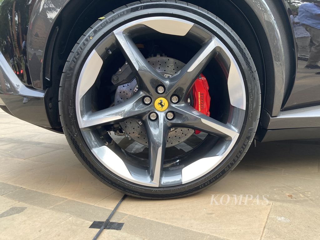 Pelek Ferrari Purosangue saat diluncurkan resmi di pasar Indonesia dalam seremoni sederhana di Taman Tugu Majapahit, Hutan Kota Plataran, Senayan, Jakarta, Rabu (13/9/2023).