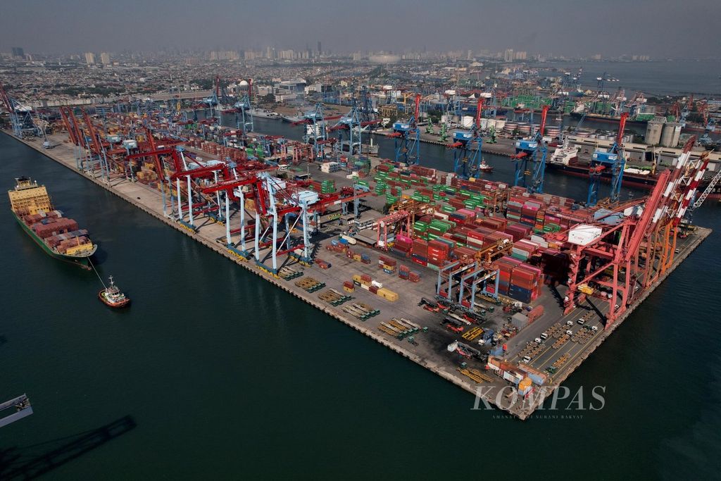 Kapal tunda dan kapal pandu membantu kapal barang untuk meningalkan Pelabuhan Tanjung Priok, Jakarta Utara, usai melakukan bongkar muat peti kemas, Kamis (20/7/2023). 