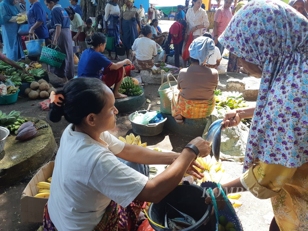 Warga daerah pesisir yang kebanyakan beragama Islam datang membawa hasil laut, sedangkan warga yang tinggal di pegunungan mayoritas beragama Katolik. Mereka datang membawa hasil kebun untuk ditukar di pasar barter Desa Wulandoni, Kecamatan Wulandoni, Kabupaten Lembata, Nusa Tenggara Timur, pada Sabtu (28/1/2023).
