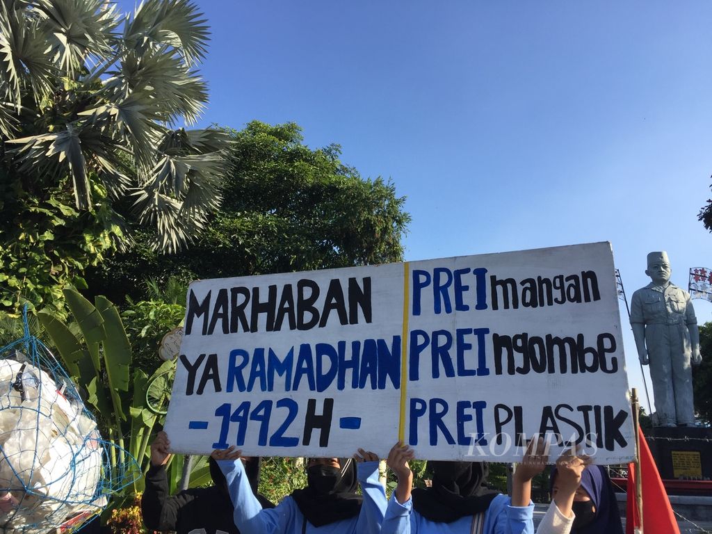 Pesan dalam poster yang dibawa kalangan pegiat lingkungan hidup dalam unjuk rasa memperingati Hari Bumi di depan Taman Apsari seberang Gedung Negara Grahadi, Surabaya, Jawa Timur, Kamis (22/4/2021). Dalam bulan Ramadhan, mereka mengajak masyarakat untuk turut puasa menggunakan plastik. Mereka mengingatkan potensi bahaya mikroplastik dari sampah yang masuk dalam rantai makanan dan membahayakan keselamatan manusia.