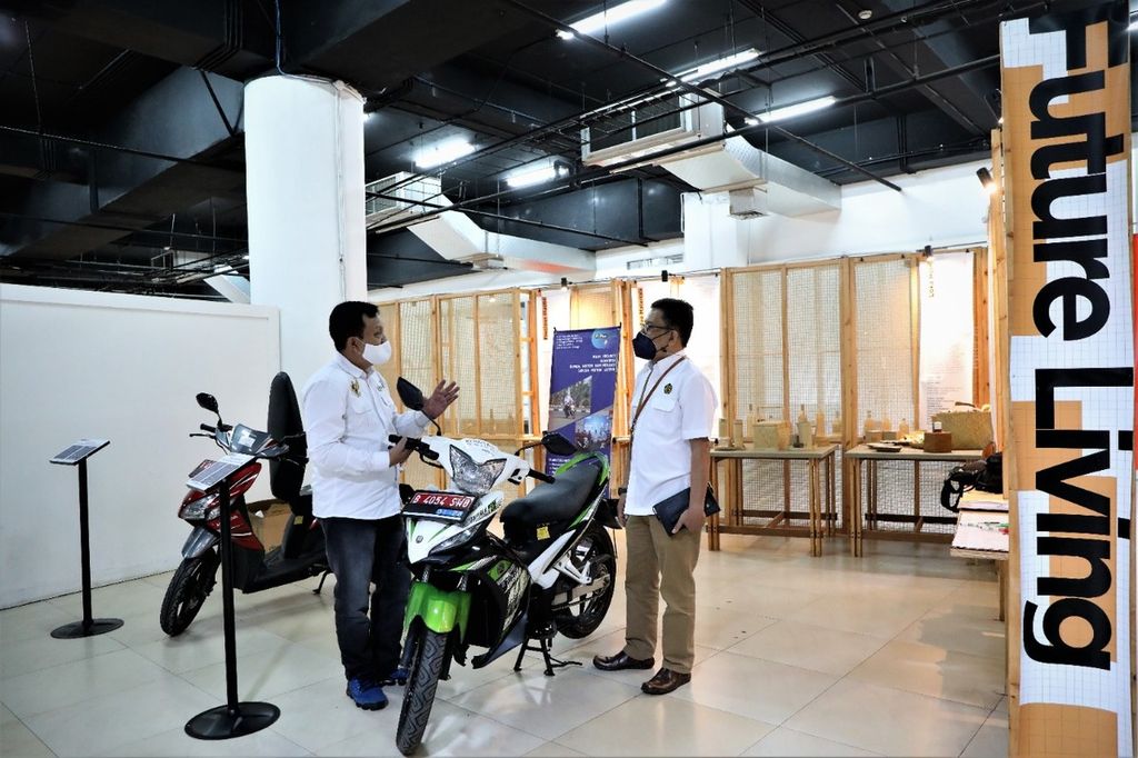 Conventional motorcycles that have been converted into electric motorcycles are exhibited at the Smesco Building, Jakarta, on Tuesday (8/2/2022).
