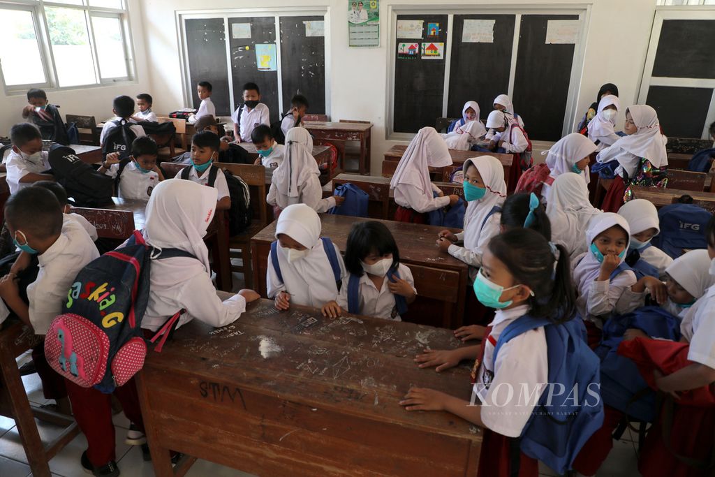 Siswa SD Negeri 01 Malasari menunggu di dalam kelas di Desa Malasari, Kecamatan Nanggung, Bogor, Jawa Barat, Sabtu (9/4/2022). Seiring menurunnya kasus Covid-19 kegiatan belajar-mengajar kembali dilakukan secara langsung atau tatap muka di sekolah.