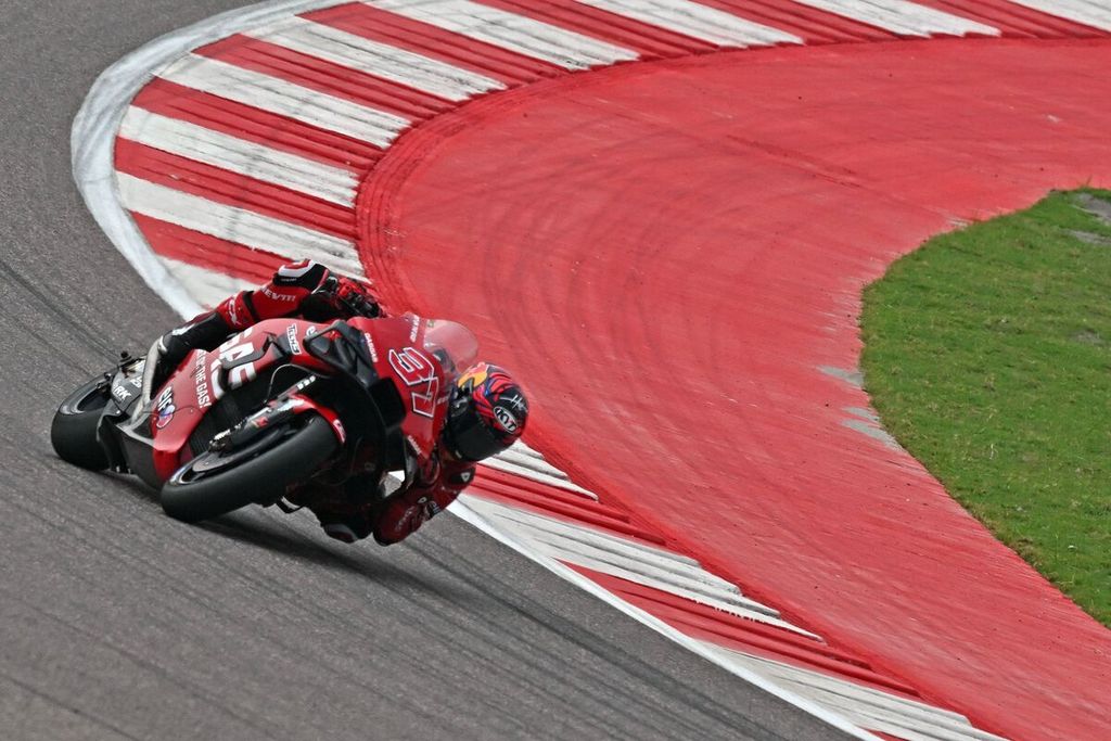 Pebalap Gasgas, Augusto Fernandez, memacu motornya melewati tikungan miring pada sesi latihan bebas pertama balap MotoGP seri India di Sirkuit Buddh, Greater Noida, India, Jumat (22/9/2023).