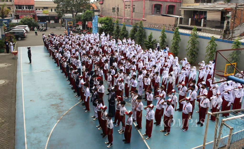 Ratusan siswa Sekolah Menengah Pertama 16 Jakarta mengikuti masa pengenalan lingkungan sekolah (MPLS), Senin (11/7/2022). Sekolah itu memulai pembelajaran tatap muka 100 persen dengan menerapkan protokol kesehatan.