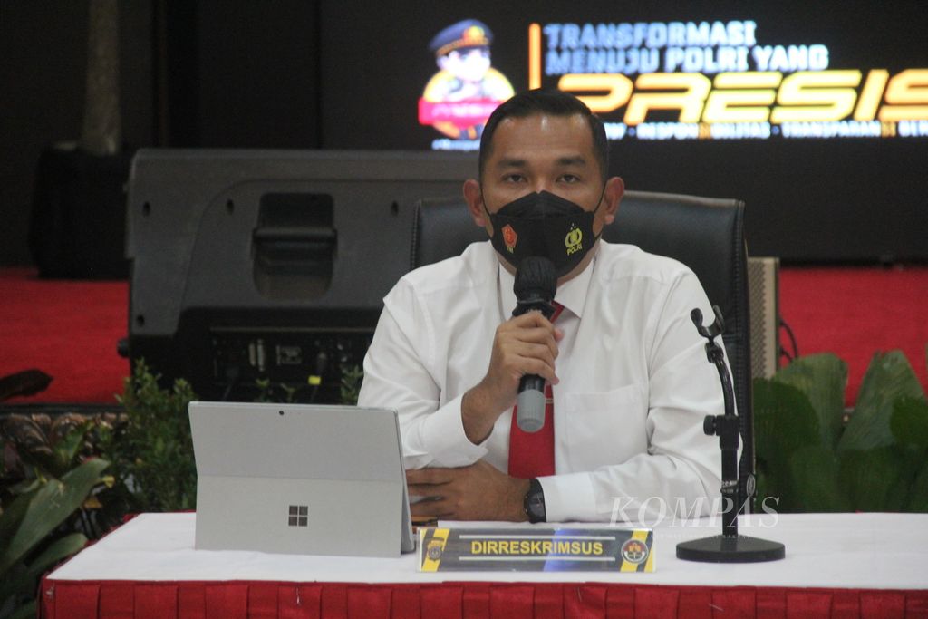 Direktur Reserse Kriminal Khusus Polda Daerah Istimewa Yogyakarta (DIY) Komisaris Besar Roberto Gomgom Manorang Pasaribu memberi penjelasan terkait kasus kejahatan terhadap anak dalam konferensi pers, Senin (11/7/2022), di Markas Polda DIY, Kabupaten Sleman, DIY. 