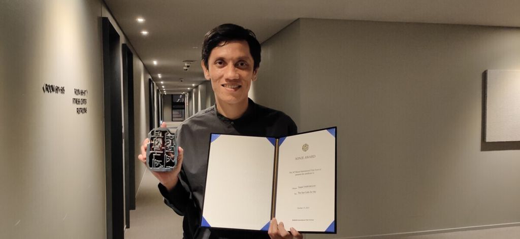 Sutradara Tumpal Tampubolon memegang penghargaan Sonje Award 2021 lewat film pendek <i>Laut Memanggilku</i>.