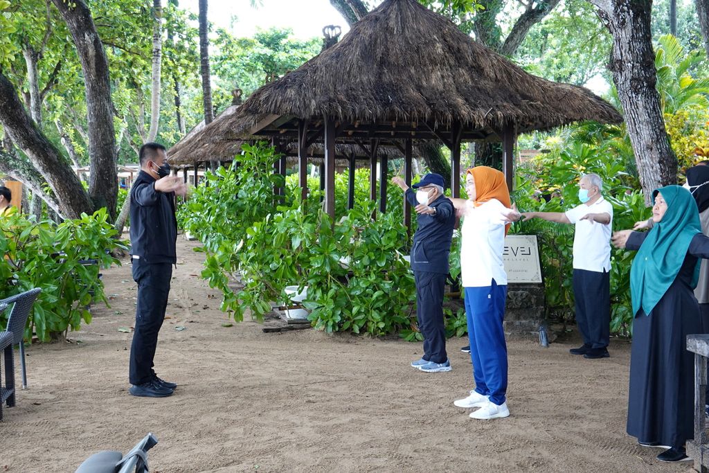 Vice President Ma'ruf Amin exercised in the Beach Area at the Indonesia Tourism Development Corporation (ITDC) Nusa Dua Bali on Friday (23/12/2022) morning. Tourists ahead of the Christmas and New Year holidays on the island of Bali have started to recover after previously being affected by the Covid-19 pandemic.