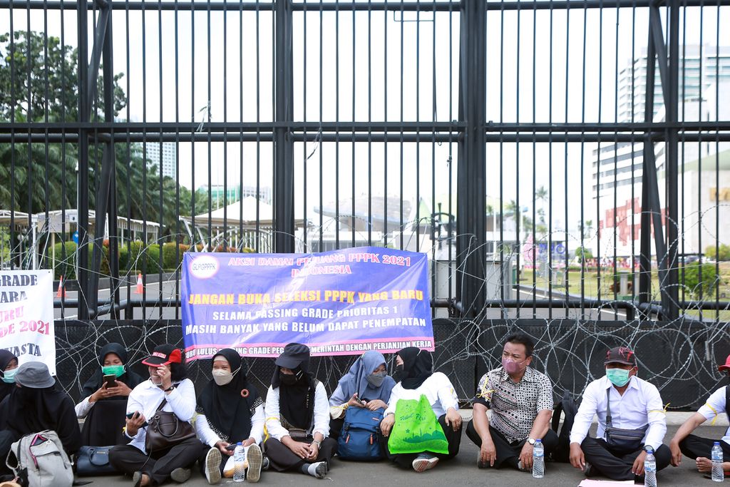 Aksi guru honorer menuntut kesejahteraan di depan gedung DPR RI, Jakarta, Kamis (24/11/2022). Guru-guru lulus nilai minimal atau passing grade dari sekolah negeri dan swasta yang datang dari sejumlah daerah berunjuk rasa di depan kantor DPR RI. Berdasarkan data Kementerian Pendidikan, Kebudayaan, Riset, dan Teknologi ada sekitar 193.954 guru yang telah lulus nilai minimal. Namun, hanya sekitar 127.186 guru yang mendapat penempatan atau formasi. 
