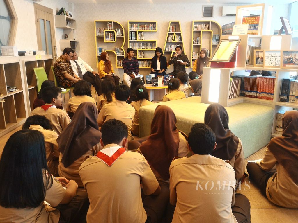 https://assetd.kompas.id/JFPPCUmGkHDm2Vm6XDMpq7AqbAI=/1024x768/filters:watermark(https://cdn-content.kompas.id/umum/kompas_main_logo.png,-16p,-13p,0)/https%3A%2F%2Fkompas.id%2Fwp-content%2Fuploads%2F2018%2F04%2F20170504eln-gerakan-literasi.jpg