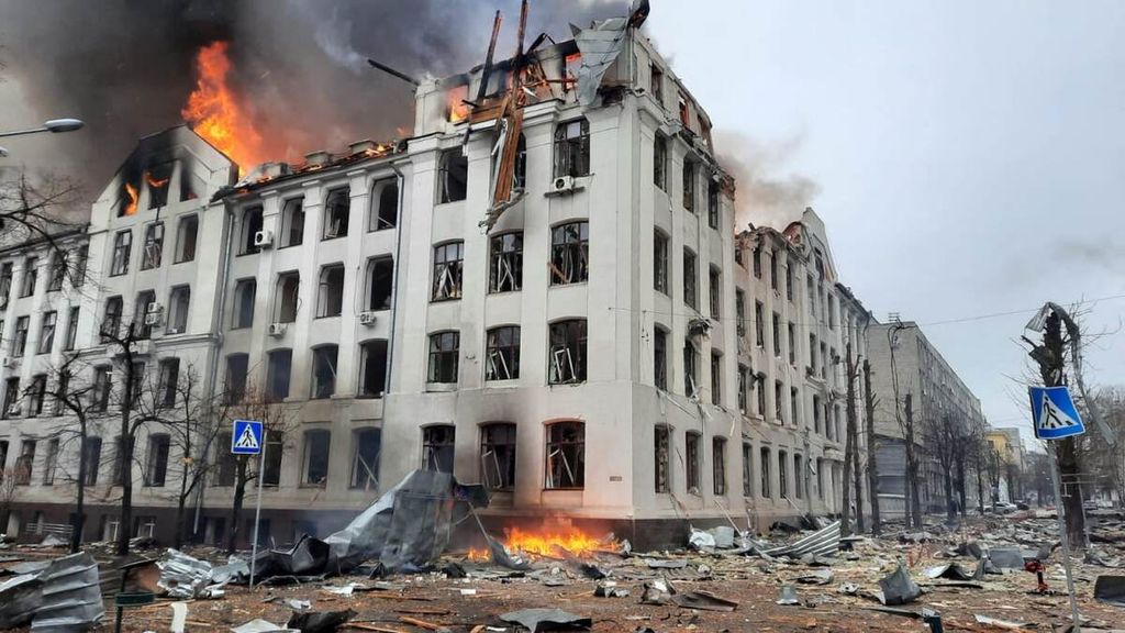 Gambar selebaran ini dirilis oleh Layanan Darurat Negara Ukraina, memperlihatkan gedung departemen kepolisian regional Kharkiv, Ukraina, yang rusak dan terbakar karena serangan rudal, Selasa (2/3/2022). Presiden Ukraina Volodymyr Zelensky telah meminta Moskwa agar mengganti rugi semua kerusakan yang ditimbulkan akibat serbuan Rusia ke Ukraina.