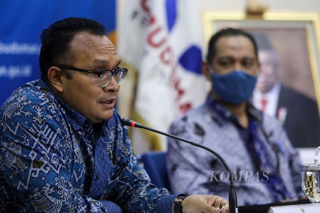 Anggota Ombudsman, Robert Na Endi Jaweng (kiri), bersama Wakil Ketua Komisi Pemberantasan Korupsi, Nurul Ghufron, memberikan keterangan kepada wartawan di Gedung Ombudsman, Jakarta, Kamis (10/6/2021). Sebelumnya, Nurul Ghufron mewakili KPK telah memberikan penjelasan kepada Ombudsman terkait dugaan malaadministrasi dalam penyelenggaraan tes wawasan kebangsaan (TWK), alih status pegawai KPK menjadi aparatur sipil negara. 