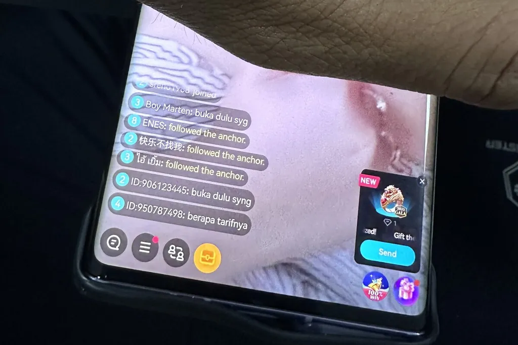 Komentar para penonton di salah satu siaran langsung di aplikasi Bigo Live.