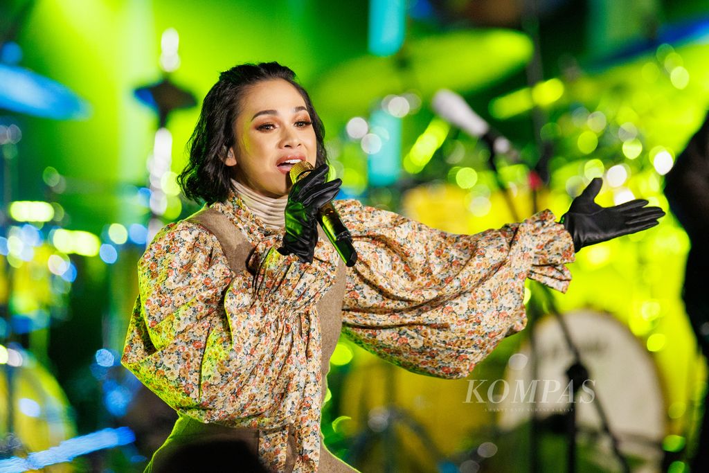 Andien menghangatkan suasana penonton di panggung Jazz Gunung 2022 di Amfiteater Jiwa Jawa Resort di kawasan wisata Gunung Bromo, Kabupaten Probolinggo, Jawa Timur, Sabtu (23/07/2022). 