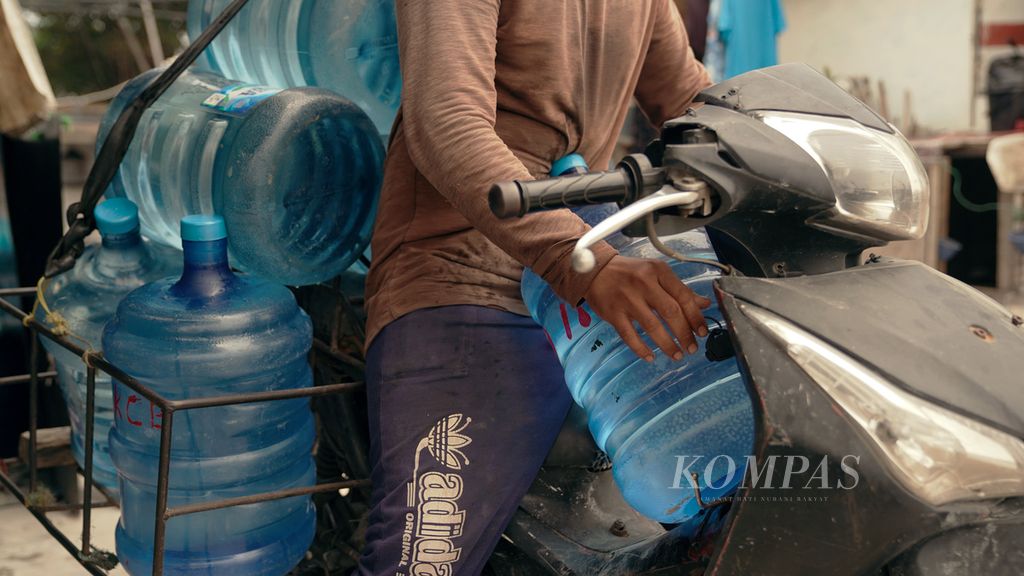 Workers are ready to distribute gallons of bottled water made of polycarbonate in Cilincing, North Jakarta, on Wednesday (21/9/2022).