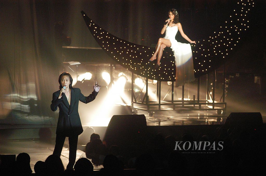 Chrisye dan Sophia Latjuba berduet dalam Konser Dekade di Jakarta Convention Center, Sabtu (12 Juli 2003) malam. Mereka menyanyikan lagu Setangkai Anggrek Bulan