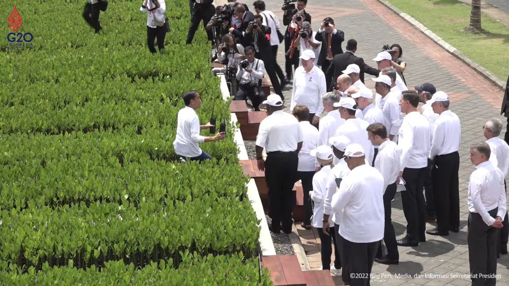 President Joko Widodo (squatting in the nursery) with leaders of the G20 countries when visiting the Grand Forest Park in Bali, Wednesday (16/11/2022). Indonesia invites the G20 countries to collaborate and work together in a concrete action for green development and an inclusive green economy.