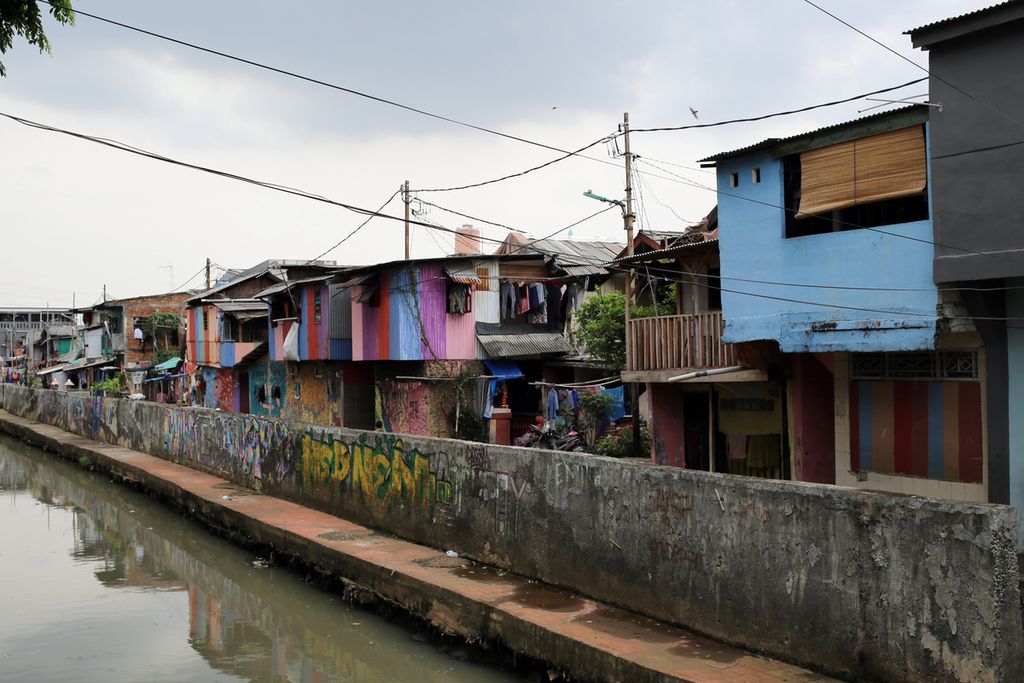 Suasana perkampungan padat penduduk di area Kampung Rawa, Jakarta Pusat, Jumat (21/10/2022). Kelurahan Kampung Rawa memiliki luas 33 hektar dengan 25.000 jiwa. Minimnya lahan membuat tak jarang ditemukan satu rumah diisi oleh lebih dari 5 orang. 