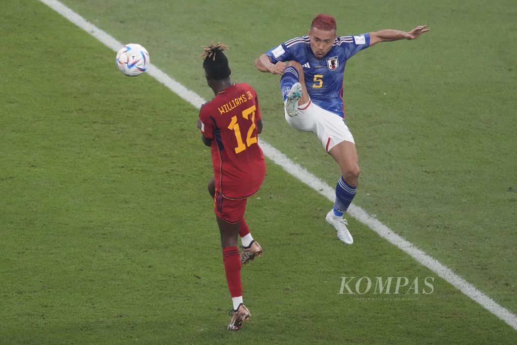Pemain Spanyol Nico Williams (kiri) berebut bola dengan pemain Jepang Yuto Nagatomo dalam pertandingan di fase Grup E di Stadion Khalifa, Qatar, Jumat (02/12/2022) dini hari WIB. Jepang mengalahkan Spanyol 2-1. Jepang dan Spanyol lolos ke babak 16 besar Piala Dunia 2022. 