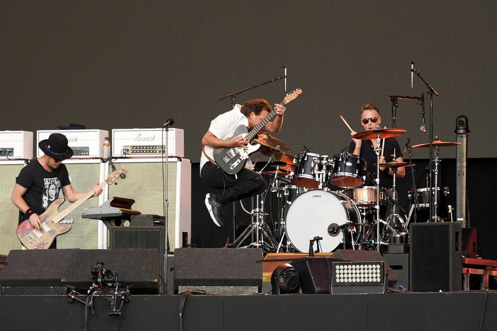 Dari kiri: Jeff Ament, Eddie Vedder, dan Matt Cameron dari Pearl Jam tampil dalam acara BST Hyde Park di London, Inggris, Jumat (8/7/2022).