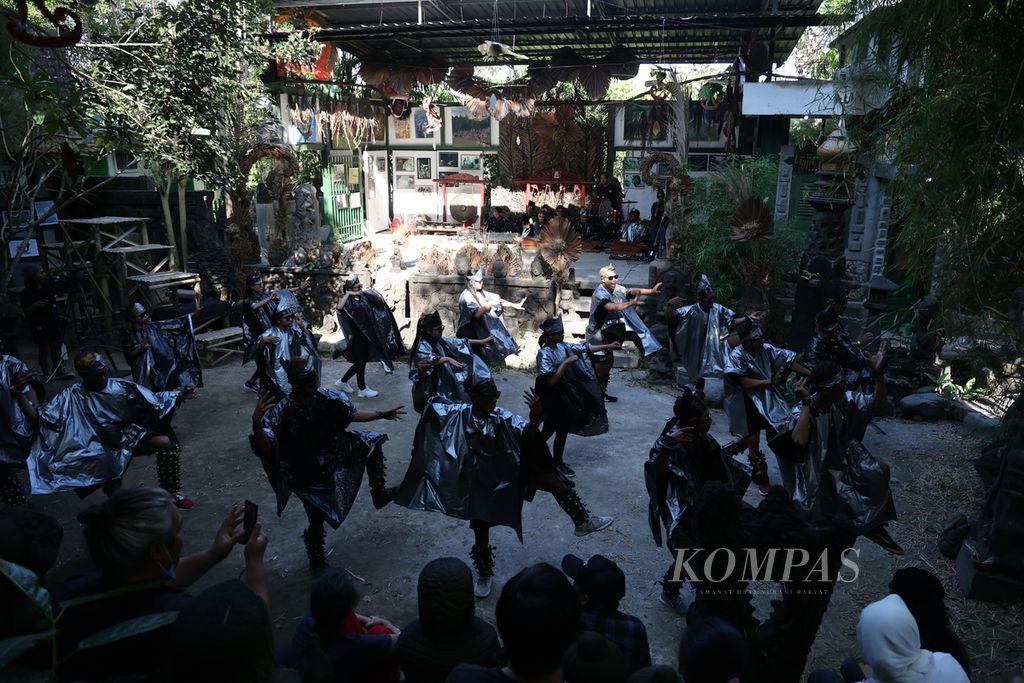 Seniman petani Komunitas Lima Gunung menampilkan tari Topeng Ireng untuk menyemarakkan pembukaan Festival Lima Gunung XXI di Studio Mendut, Mungkid, Kabupaten Magelang, Jawa Tengah, Senin (8/8/2022). 