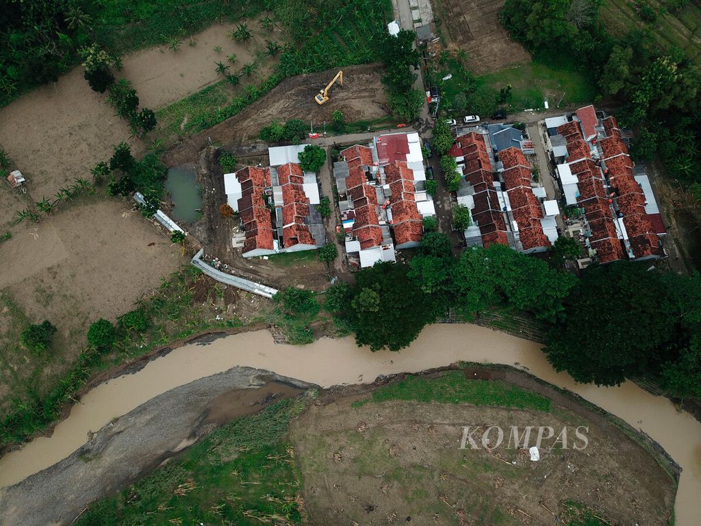 Sebuah kompleks perumahan berada di dekat aliran sungai di Kecamatan Tembalang, Kota Semarang, Jawa Tengah, 17 Januari 2023. 