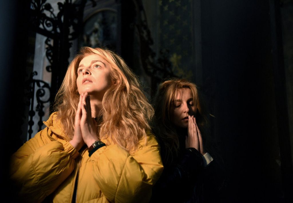 Umat Katolik berdoa saat misa di Gereja Katolik Santo Petrus dan Paul Garrison di kota Lviv, Ukraina, 27 Maret 2022. Sebagian umat masih menjalankan perayaan misa mingguan di tengah ancaman serangan dari Rusia.