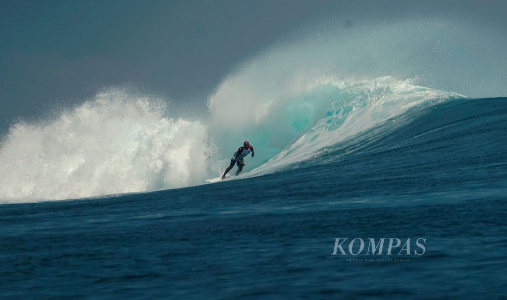 Peselancar Brasil, Jadson Andre, beraksi pada babak pembuka seri ke-6 Championship Tour Liga Selancar Dunia (CT WSL) di Pantai Plengkung (G-Land), Banyuwangi, Jawa Timur, Sabtu (28/5/2022). Pantai G-Land dinilai sebagai satu dari sepuluh besar pantai selancar terbaik di dunia.