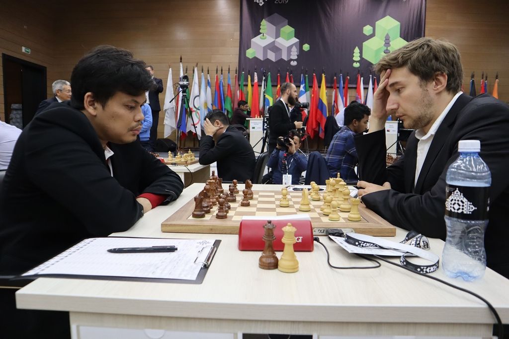 GM Susanto Megaranto (kiri) menghadapi GM Sergey Karjakin (kanan) pada laga hari kedua babak pertama Piala Dunia Catur 2019 di Khanty-Mansiysk, Rusia, Rabu (11/9/2019). Langkah pecatur andalan Indonesia Susanto Megaranto terhenti di babak pertama Piala Dunia Catur 2019. Pada laga kedua catur klasik, pecatur peringkat ke-447 dunia itu remis dengan pecatur peringkat ke-12 dunia asal Rusia GM Sergey Karjakin. Dengan remis di laga kedua dan kalah di laga pertama, Susanto kalah 0,5-1,5 poin dari Karjakin dan tersingkir dari kejuaraan itu.
