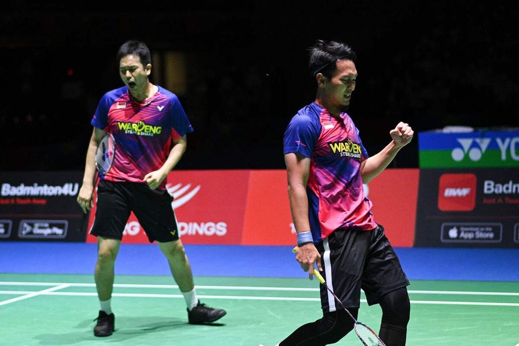 Ganda putra Indonesia Mohammad Ahsan dan Hendra Setiawan (kiri) merayakan poin yang diraih atas ganda putra Malaysia Aaron Chia dan Soh Wooi Yik pada final Kejuaraan Bulu Tangkis Dunia di Tokyo Metropolitan Gymnasium, Jepang, Minggu (28/8/2022). Hendra/Ahsan kalah 19-21, 14-21 dan gagal menjadi juara dunia. 
