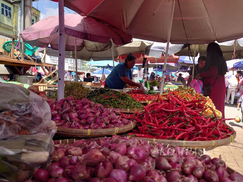 Aktivitas jual beli di Pasar Tugu, Bandar Lampung, Senin (20/3/2023). Tiga hari jelang Ramadhan, berbagai bahan pangan lain mulai merangkak naik. 