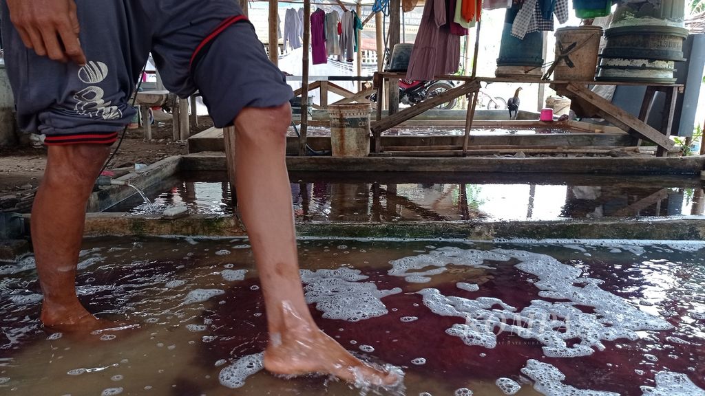 Kolam-kolam berisi cacing sutra di Kampung Cacing, Kota Tangerang, Banten, Minggu (20/11/2022). Warga di kampung ini hidup dari mencari dan menjual cacing sutra.