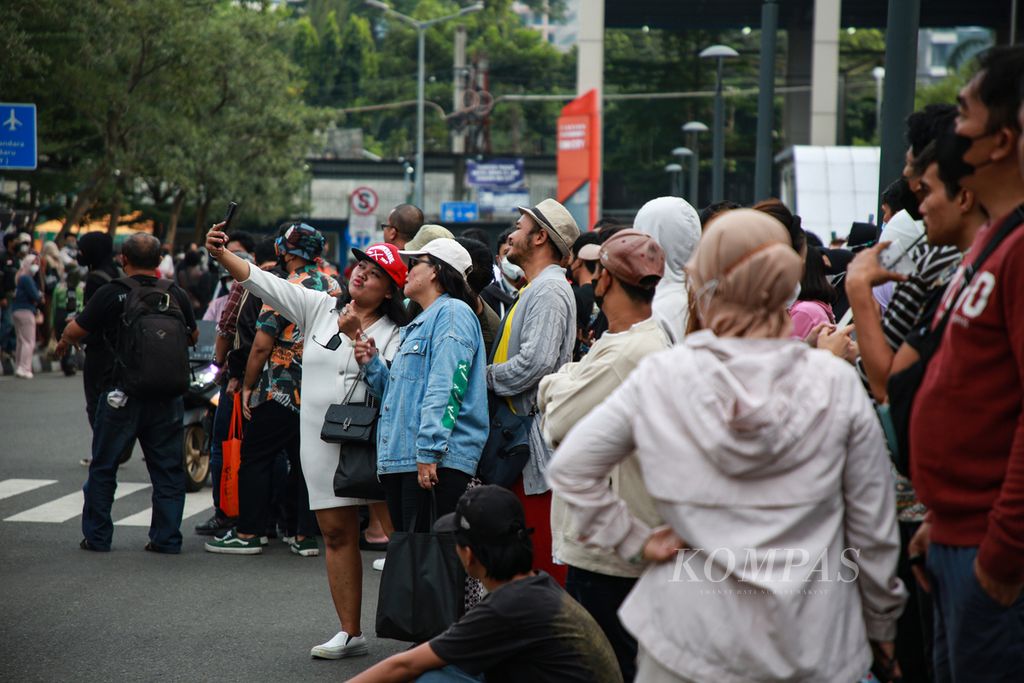 Warga berswafoto di Jalan Tanjung Karang di kawasan Dukuh Atas, Kecamatan Tanah Abang, Jakarta Pusat, Jumat (22/7/2022) sore. Kawasan tersebut menjadi viral oleh anak-anak muda yang berpakaian nyentrik yang dijuluki Sudirman, Citayam, Bojonggede, Depok atau SCBD. 