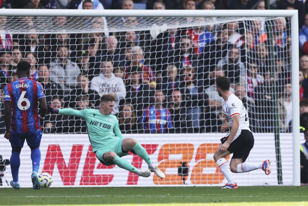Penyerang Liverpool, Diogo Jota (kanan), mencetak gol ke gawang Crystal Palace pada laga Liga Inggris di London, Sabtu (5/10/2024). Liverpool menang 1-0.