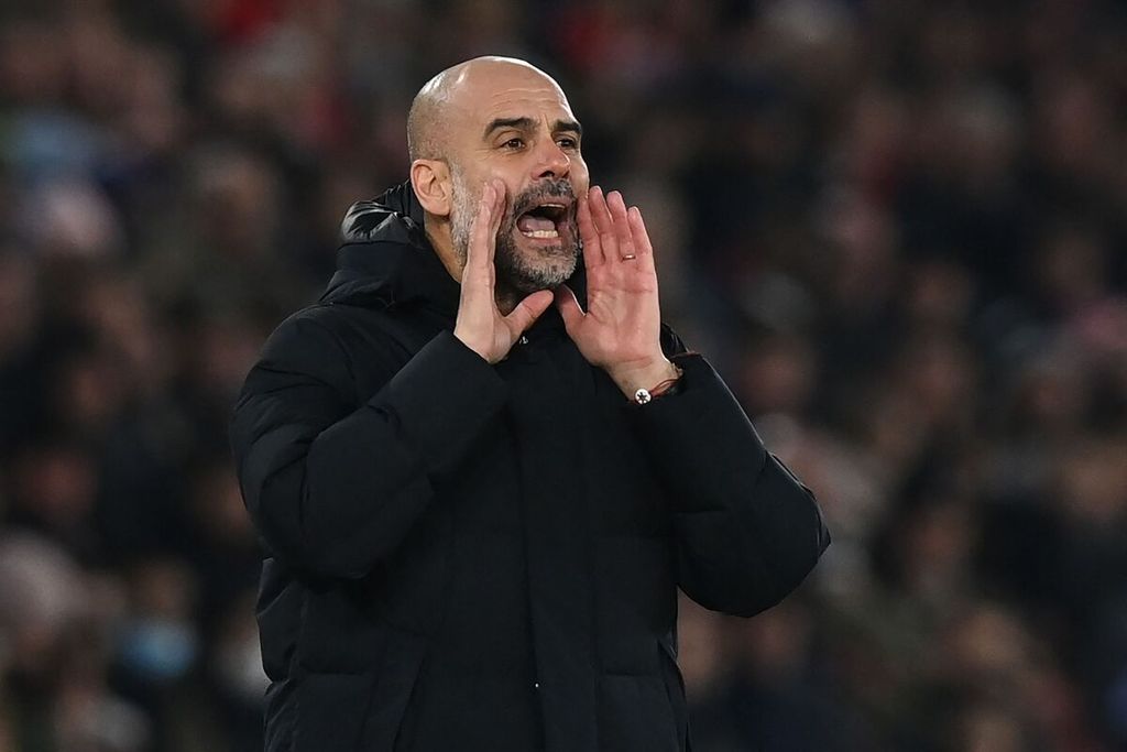 Manajer Manchester City Pep Guardiola meneriakkan para pemainnya saat menghadapi Southampton pada laga Liga Inggris di Stadion St Marys, 22 Januari 2022. Guardiola akan memimpin City menghadapi rival sekotanya, Manchester United, pada laga Minggu (6/3/2022) malam.
