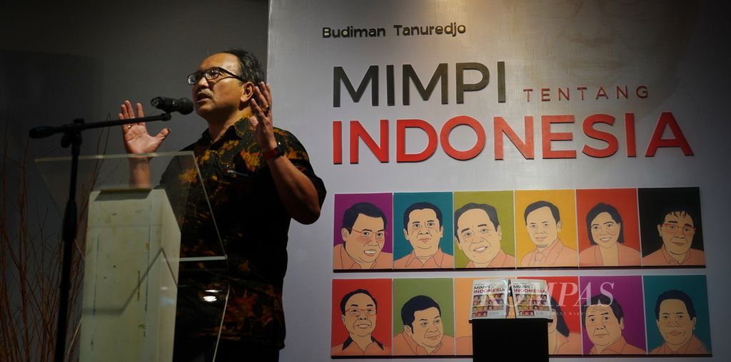 Wakil Pemimpin Umum <i>Kompas </i>sekaligus penulis buku <i>Mimpi tentang Indonesia, </i>Budiman Tanuredjo, memaparkan pandangannya saat peluncuran buku tersebut di Bentara Budaya Jakarta, Jakarta, Selasa (24/6/2023). 